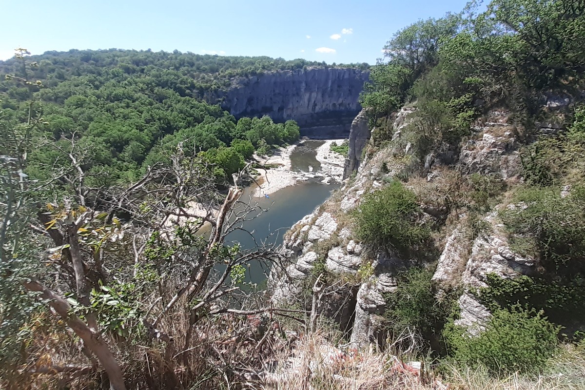 le cirque de gens à 2 kms