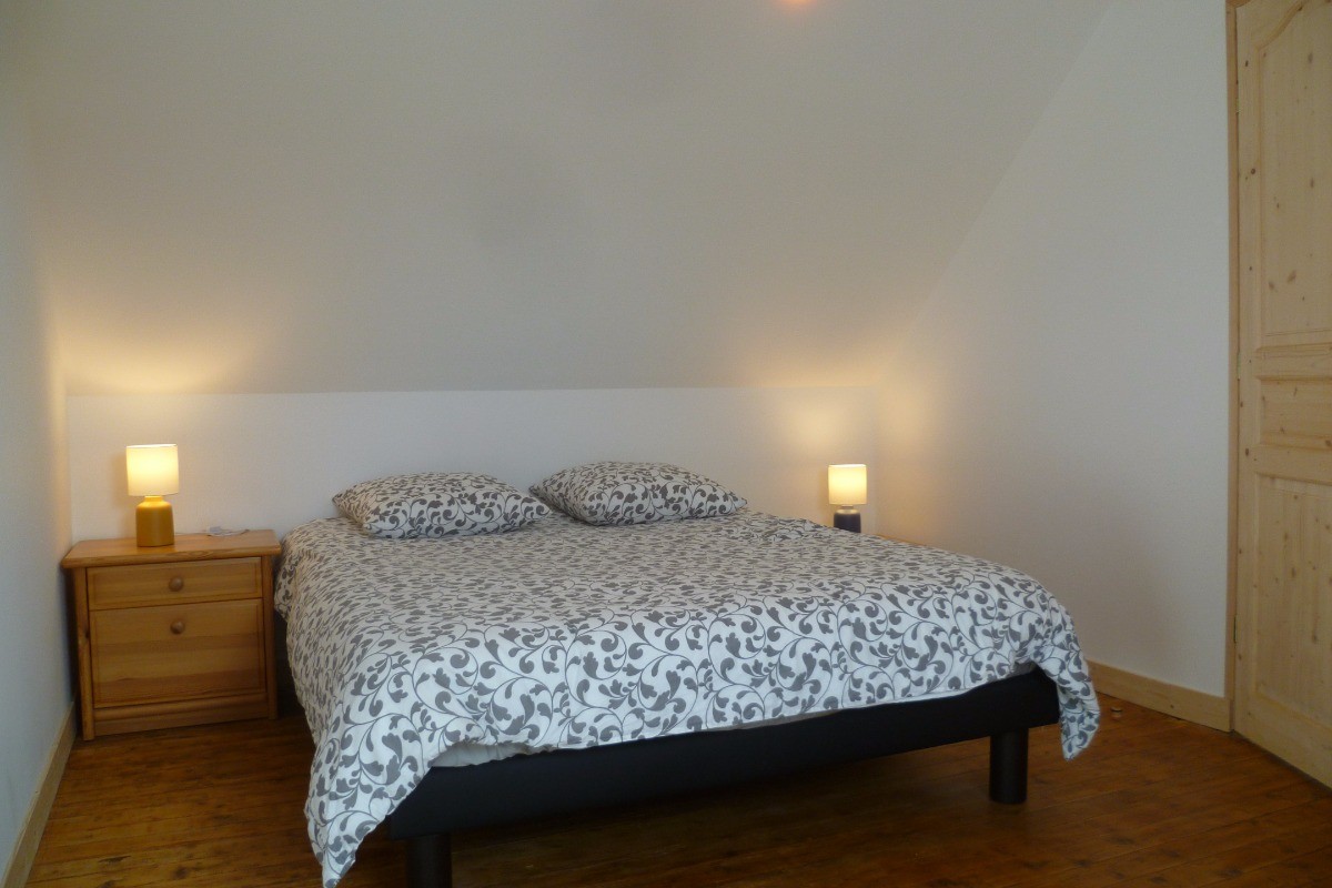 chambre à l'étage avec 1 lit 2 pers et 1 lit 1 pers