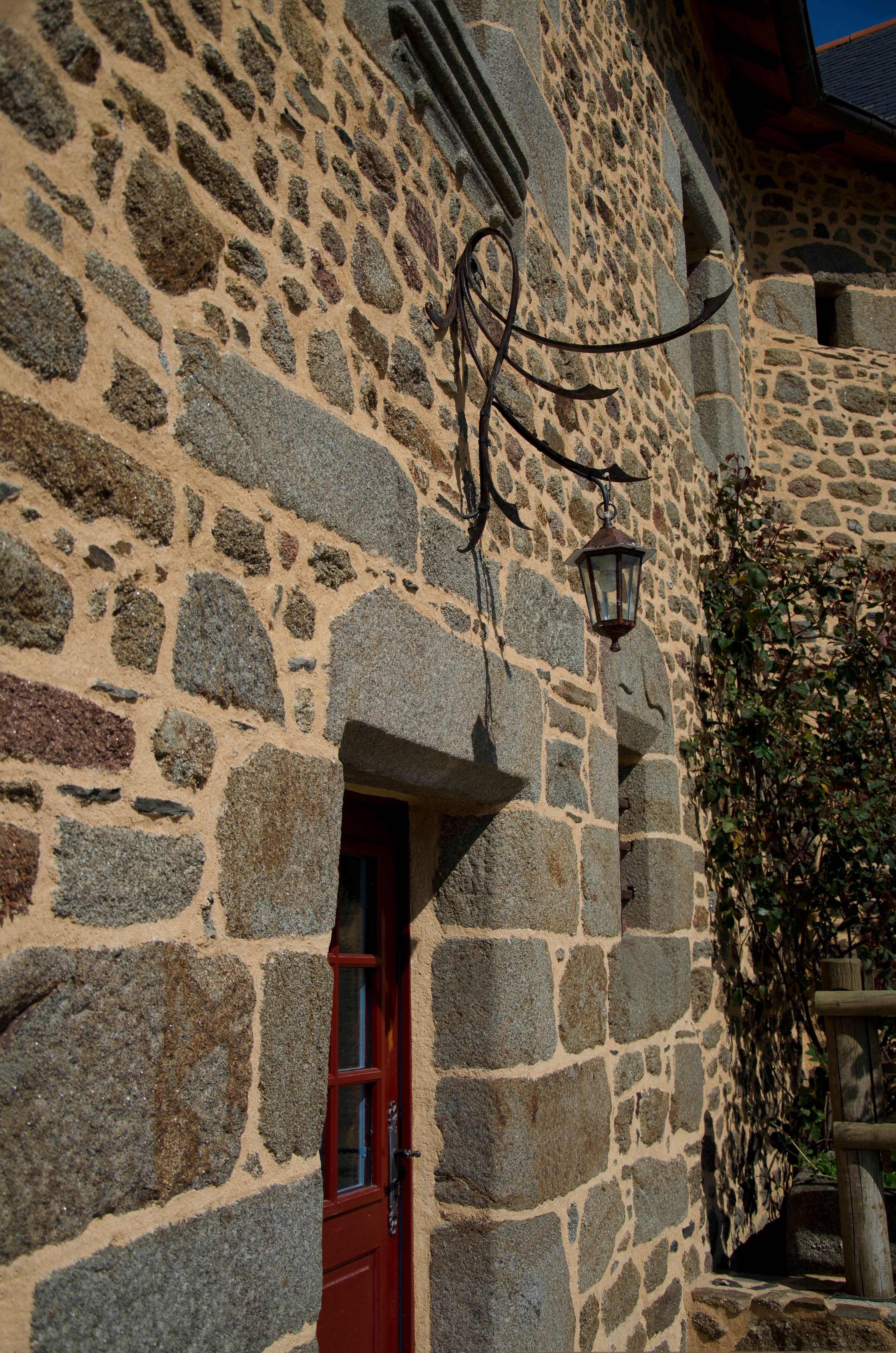 Maison restaurée en pierres de pays et dans un style conforme au XIVe siècle. Terrasse ensoleillée avec salon de jardin et barbecue à votre disposition.