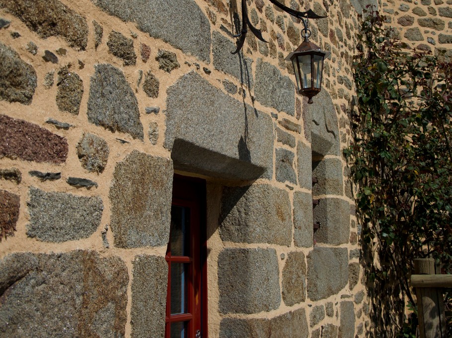 Maison restaurée en pierres de pays et dans un style conforme au XIVe siècle. Terrasse ensoleillée avec salon de jardin et barbecue à votre disposition.