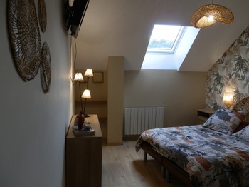 Pour 2 personnes ( 1 lit 140 cm x 190 cm ) avec bureau, tv et fauteuil. salle d'eau communicante et WC