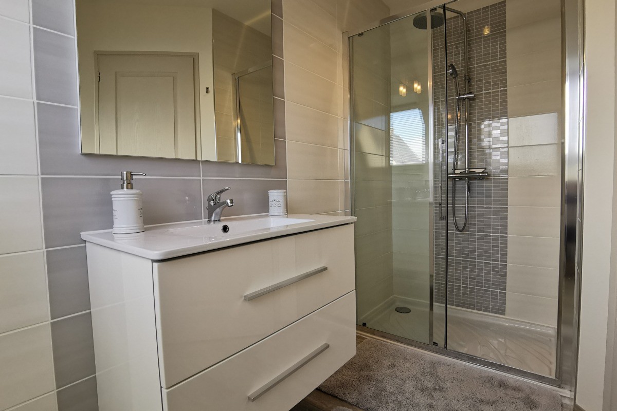 Une salle d'eau indépendante à étage