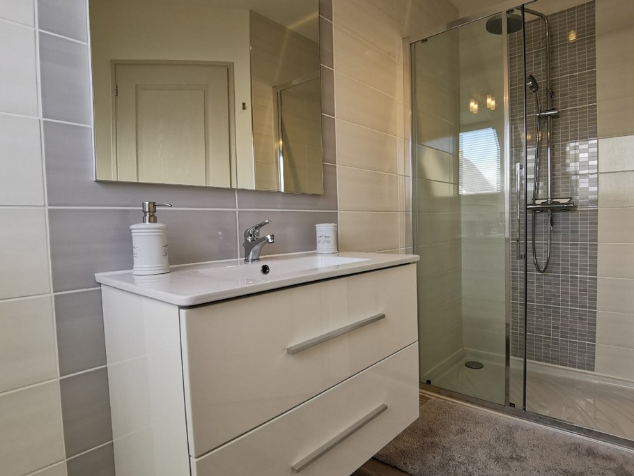 Une salle d'eau indépendante à étage