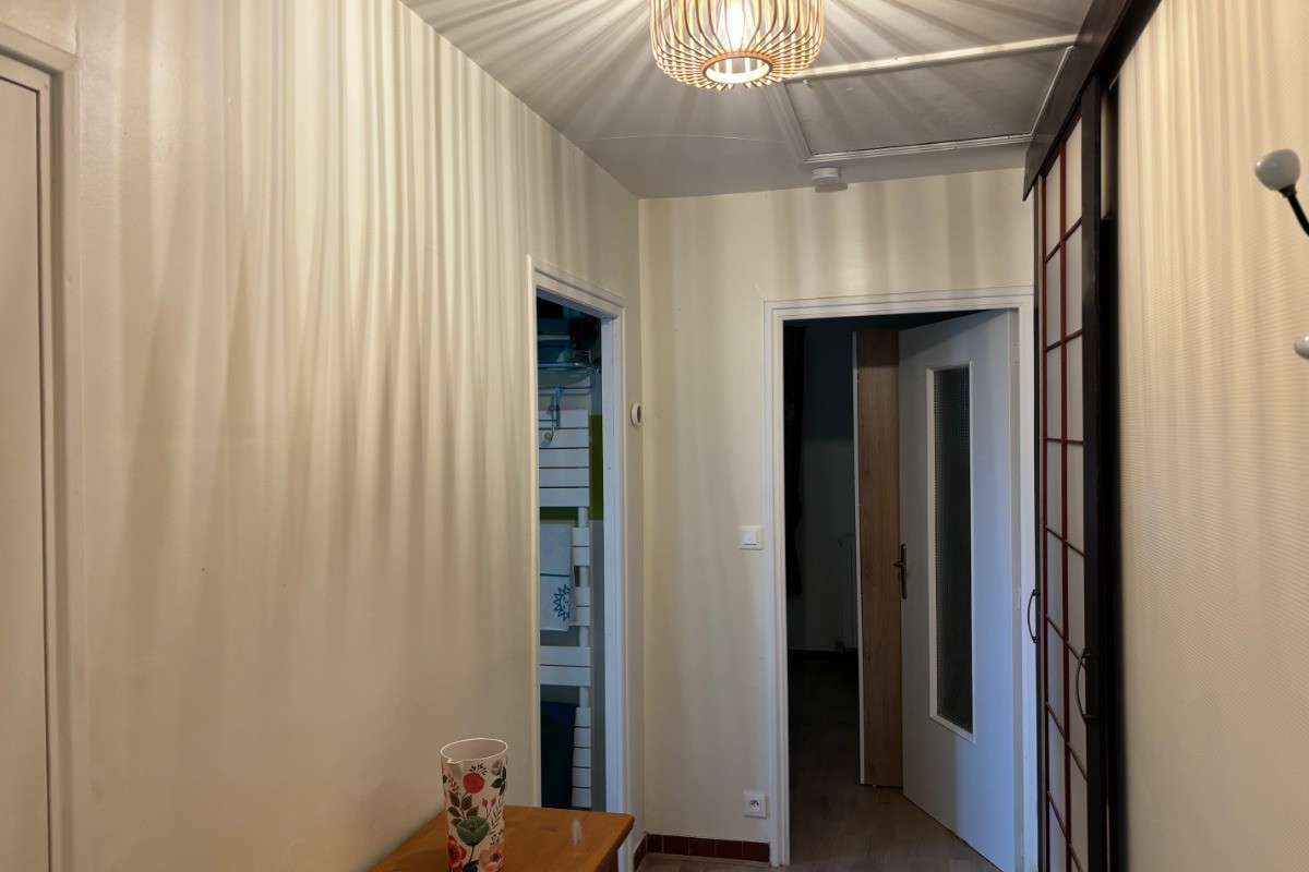 Couloir sur WC Chambre indépendante et SdB