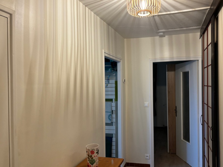 Couloir sur WC Chambre indépendante et SdB