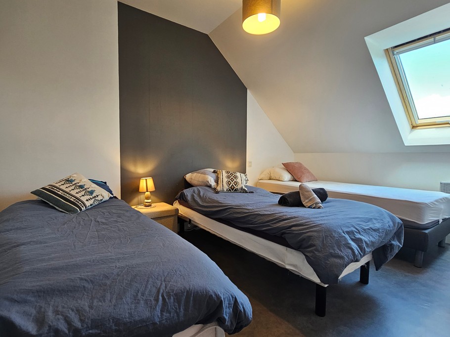 Chambre indépendante (2 lits 80 x 200 cm et 1 lit 90 x190 cm) au niveau 1 du duplex (duplex situé au 2e étage sans ascenseur)