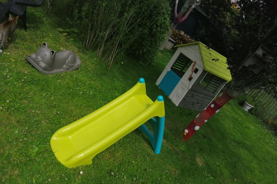 maisonnette enfants , mini toboggan, et bascule