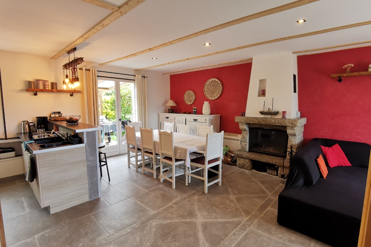 Coin repas avec cheminée  et accès a la terrasse