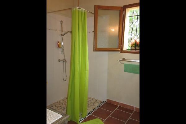 La salle d'eau avec douche italienne