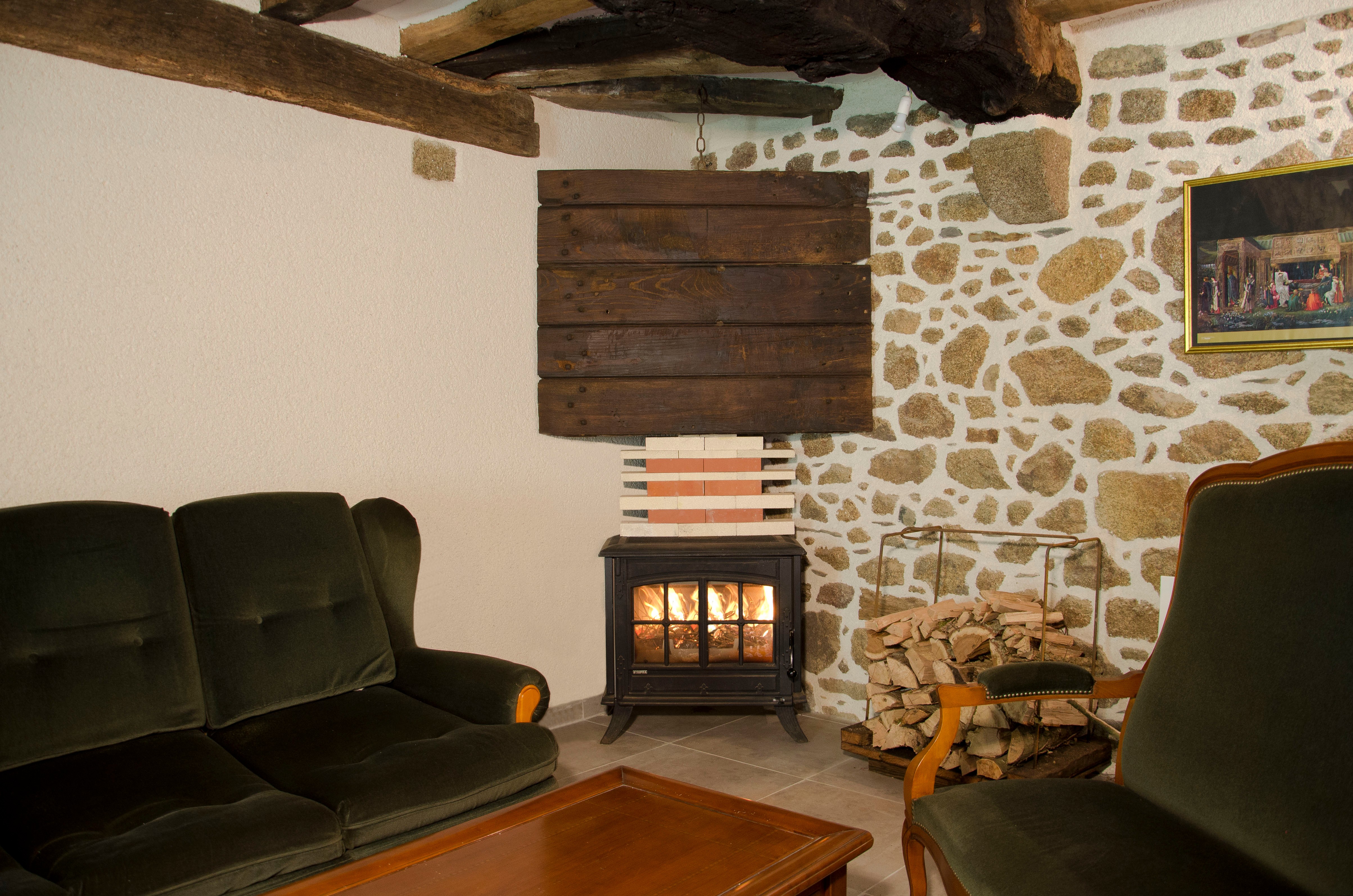 Grand salon convivial au 1er étage avec poêle à bois, chaîne hifi et lecteur CD (avec quelques CD).