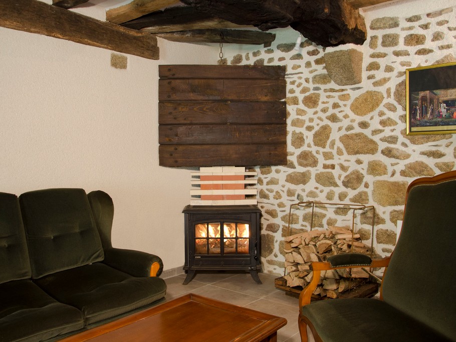 Grand salon convivial au 1er étage avec poêle à bois, chaîne hifi et lecteur CD (avec quelques CD).