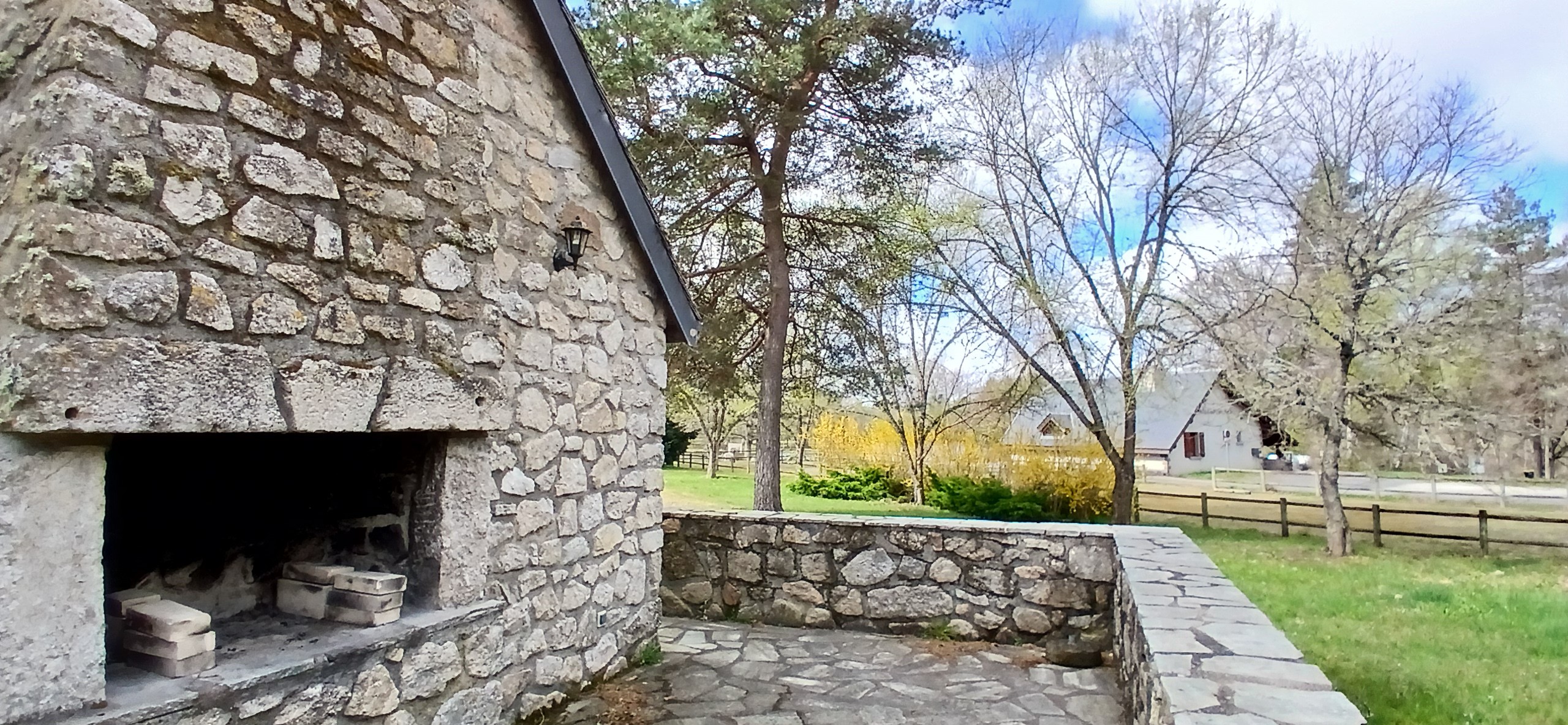 Etang de Farges, Saint Germain près Herment, Chalet Bleu - Terrasse avec barbecue