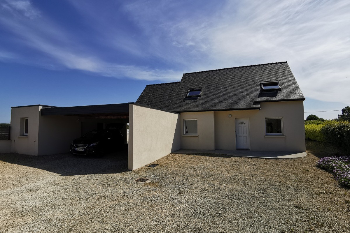 l'arrière de la maison avec carport