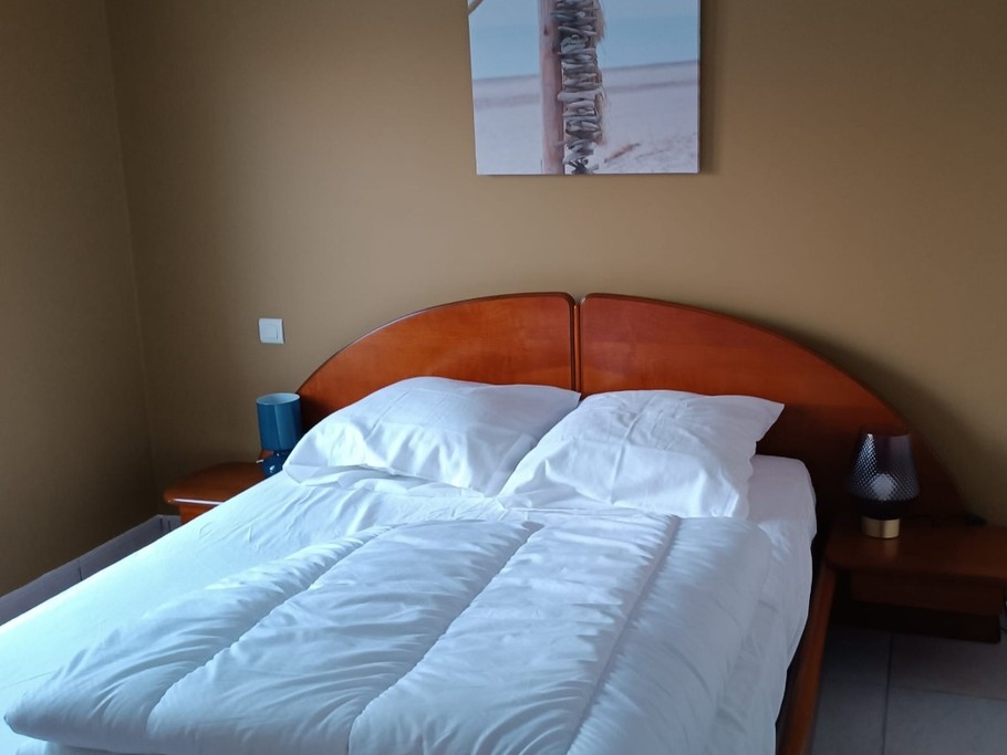 Chambre 1 avec un lit en 140