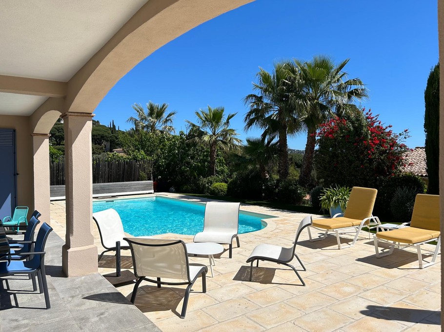 Villa Jacklou, terrasse couverte et piscine