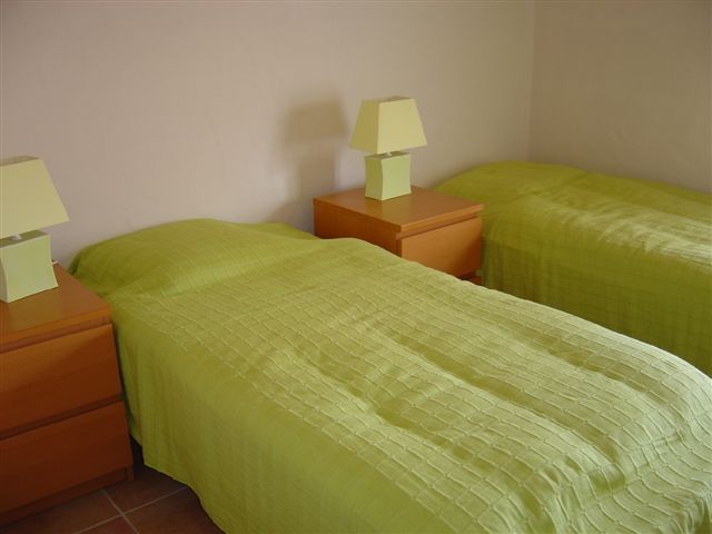 La 2ème chambre : Les 2 lits de 90cm peuvent former un lit de 180 cm à 2 matelas indépendants