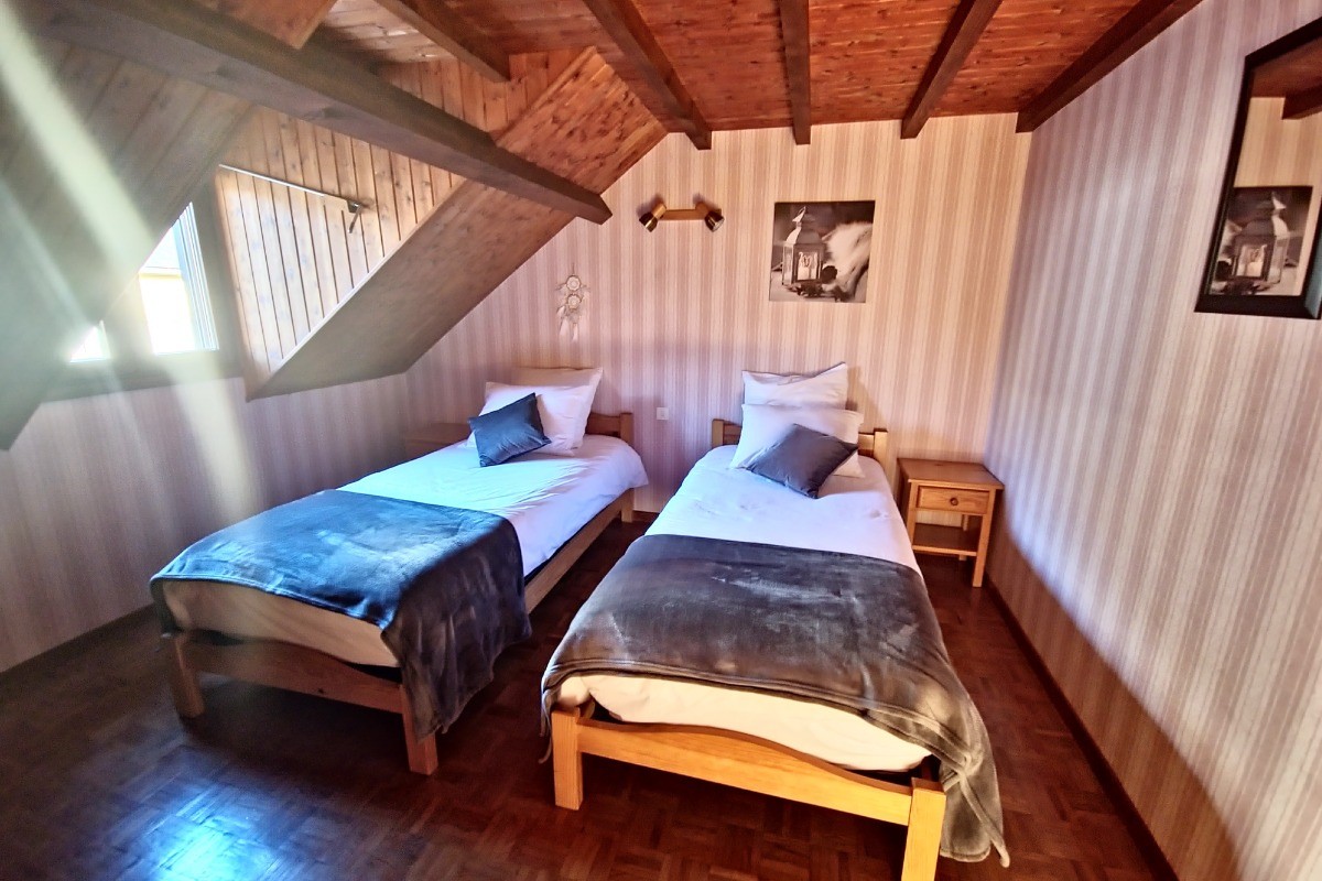 Chambre avec deux lits simples, avec matelas à mémoire de forme