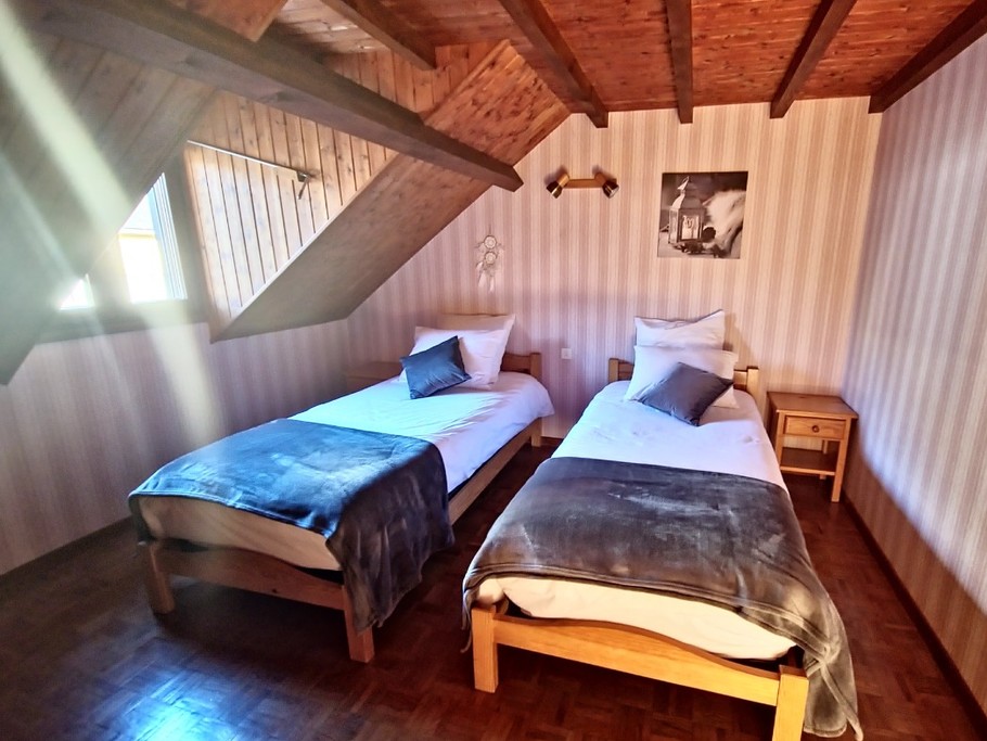 Chambre avec deux lits simples, avec matelas à mémoire de forme