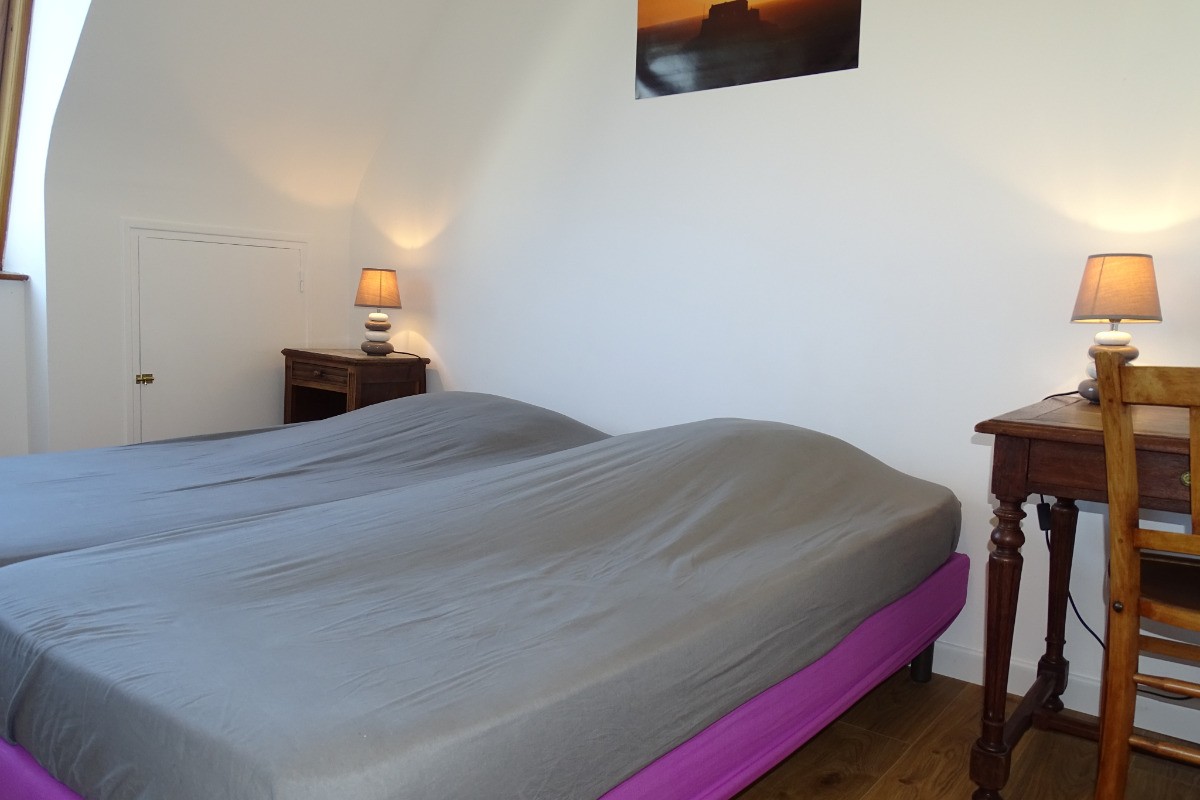 Chambre 1: 2 lits en 90 modulables en lits simples ou double, étagères, penderie, tables.