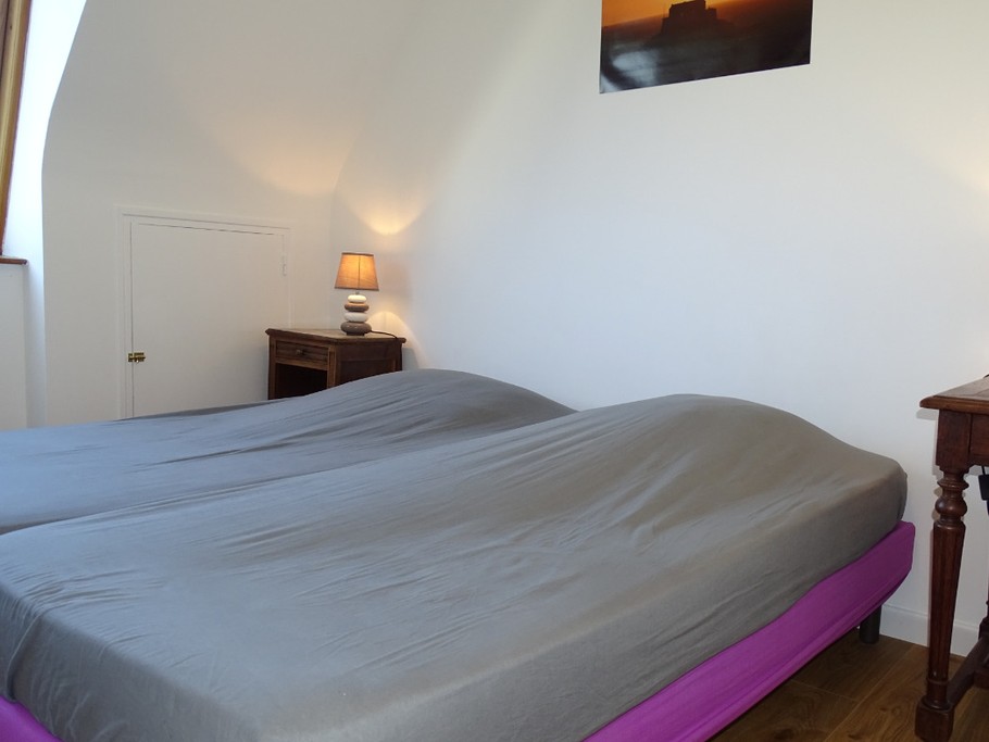 Chambre 1: 2 lits en 90 modulables en lits simples ou double, étagères, penderie, tables.