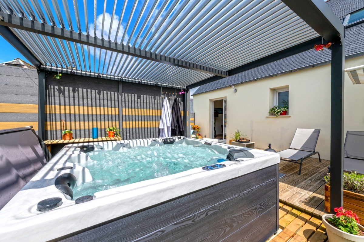 Spa 5 personnes sur la terrasse à l'arrière de la maison