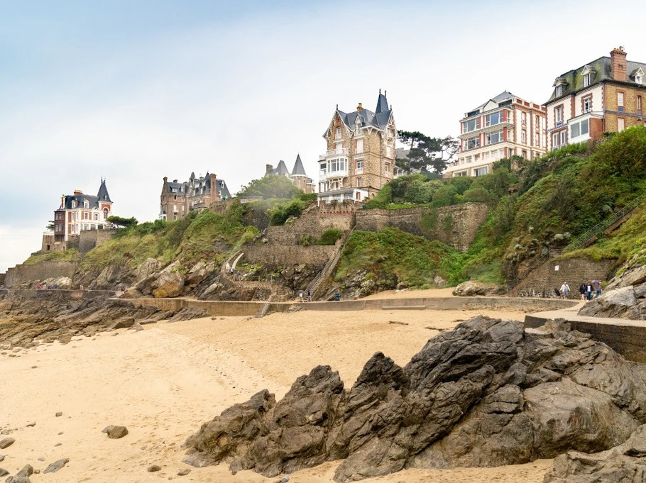 Le chemin de ronde de la malouine ralliant la grande plage à St-Enogat.