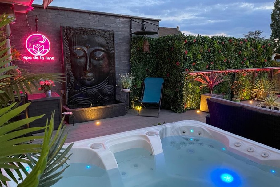 Jacuzzi extérieur privatif accessible toute la nuit
