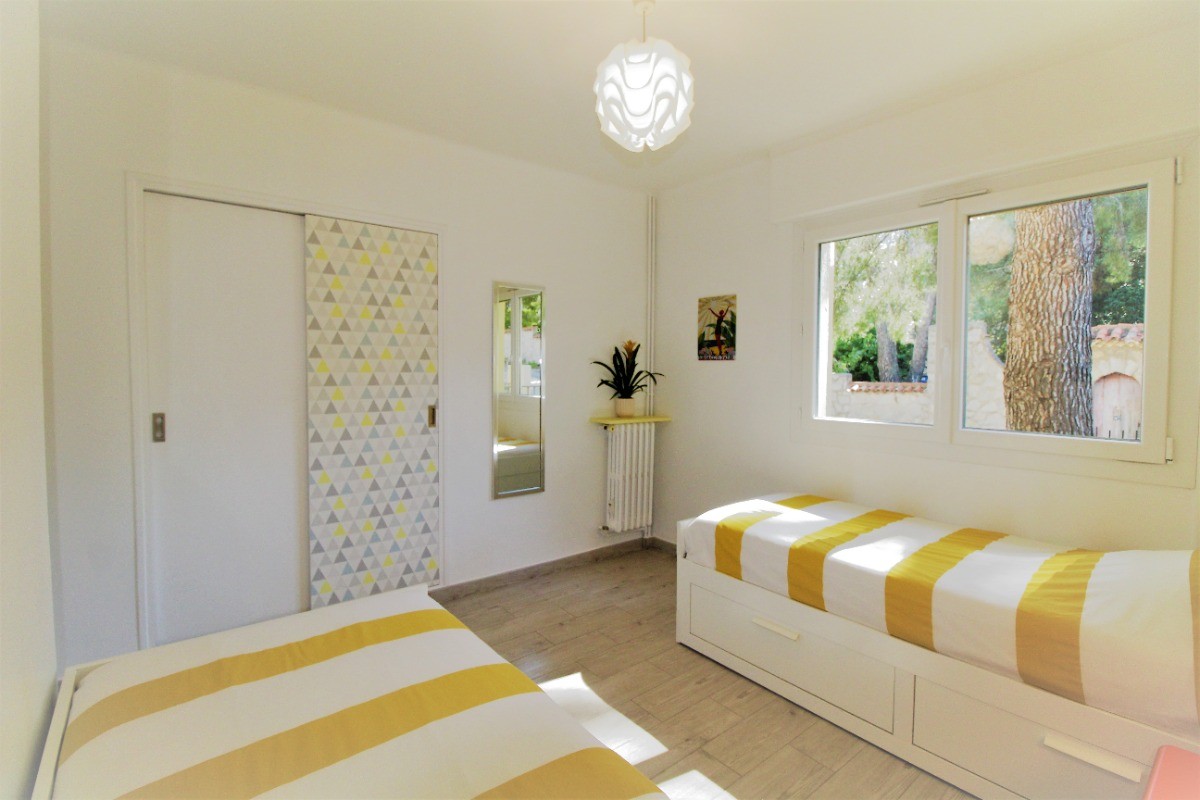 Chambre "jaune pop corn" version 2 lits simples.
