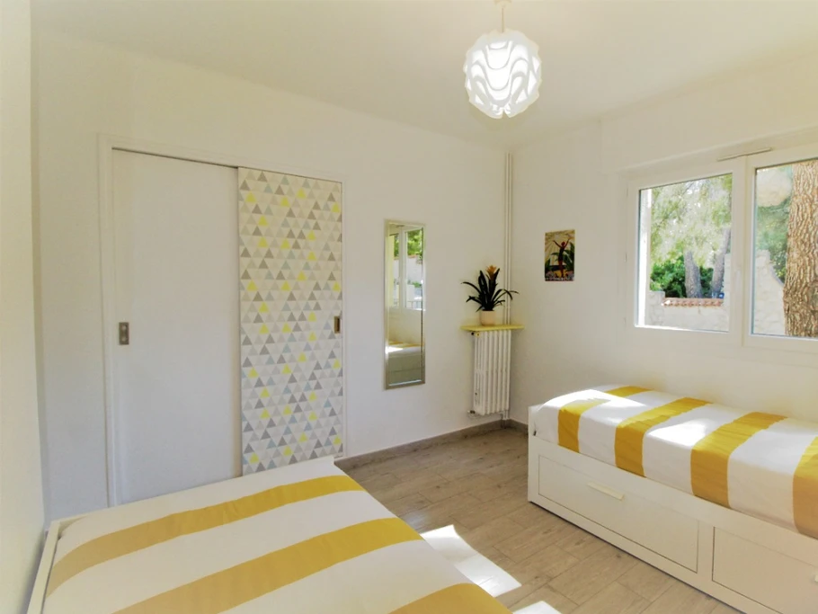 Chambre "jaune pop corn" version 2 lits simples.