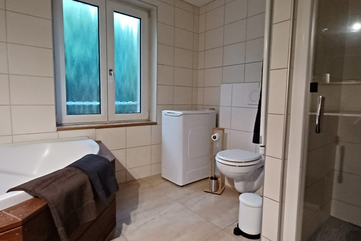 Salle de bains avec douche