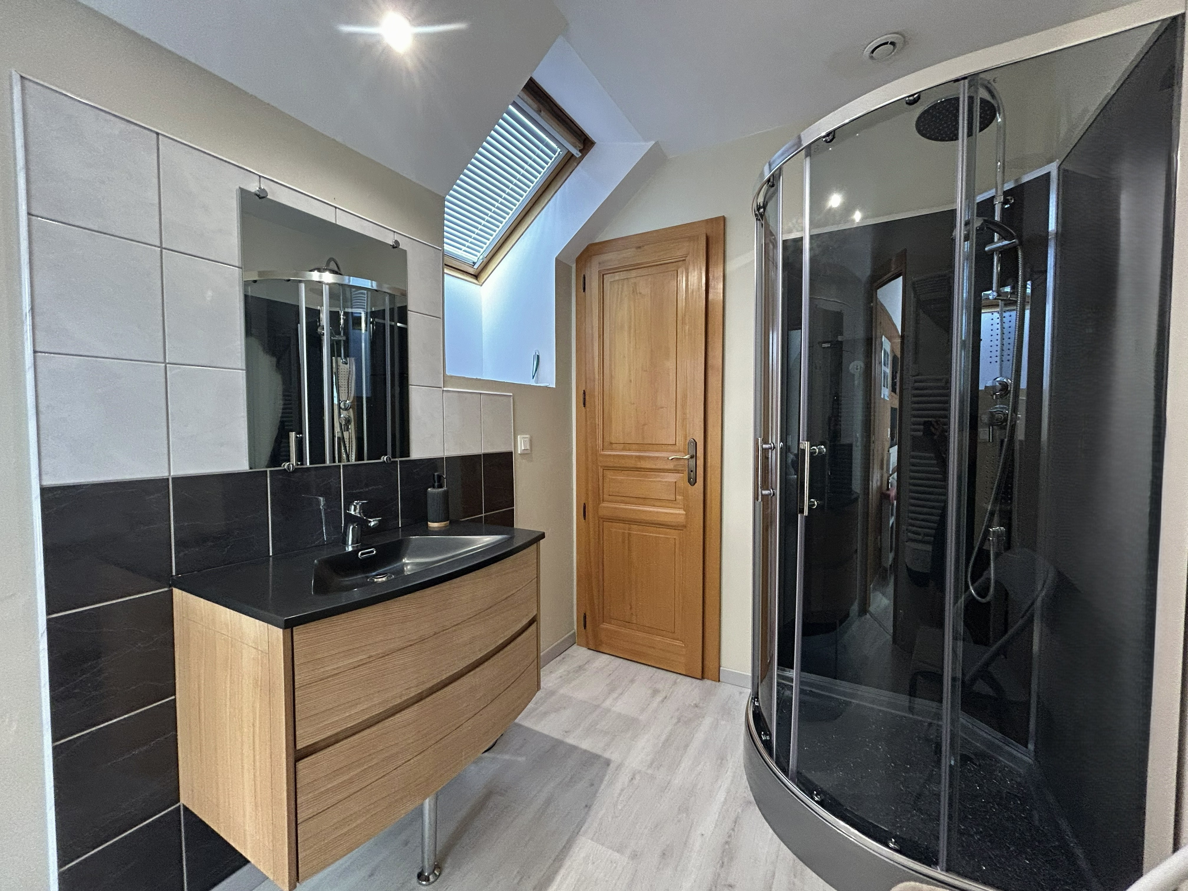 Shower room with en-suite toilet – "La Chouette" guest room at the Chalet des Beuquillons in Gérardmer