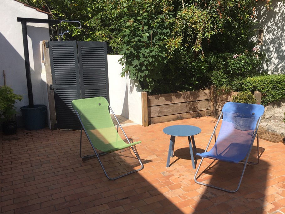 Transats et douche extérieure.