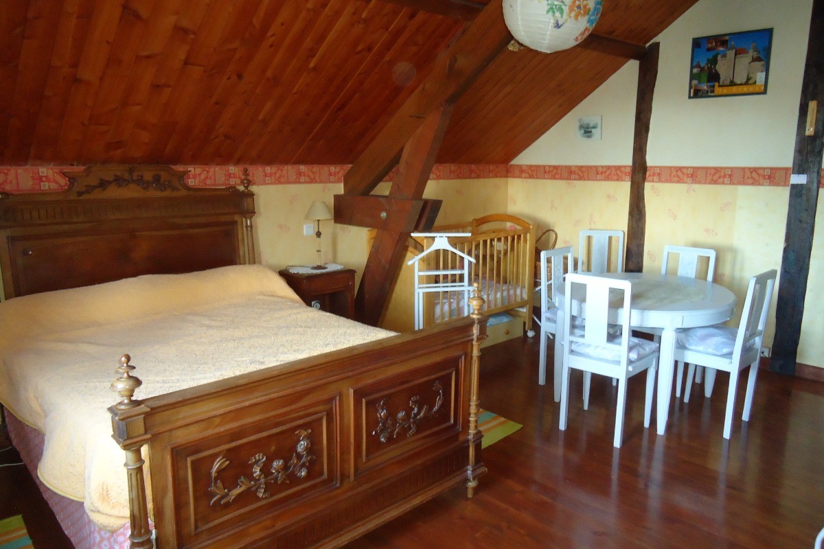 La chambre 2 avec son lit de 140 et le petit lit pour bébés