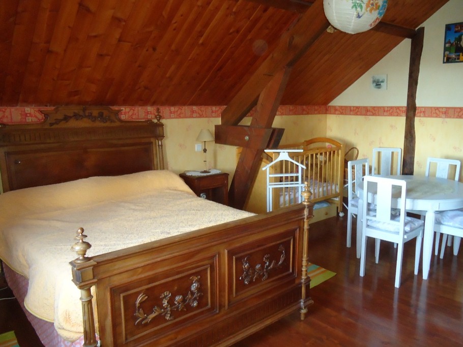 La chambre 2 avec son lit de 140 et le petit lit pour bébés