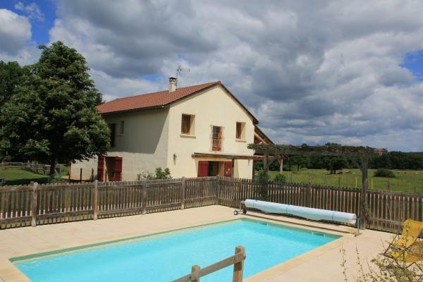 Gîte de grande capacité avec piscine à la campagne