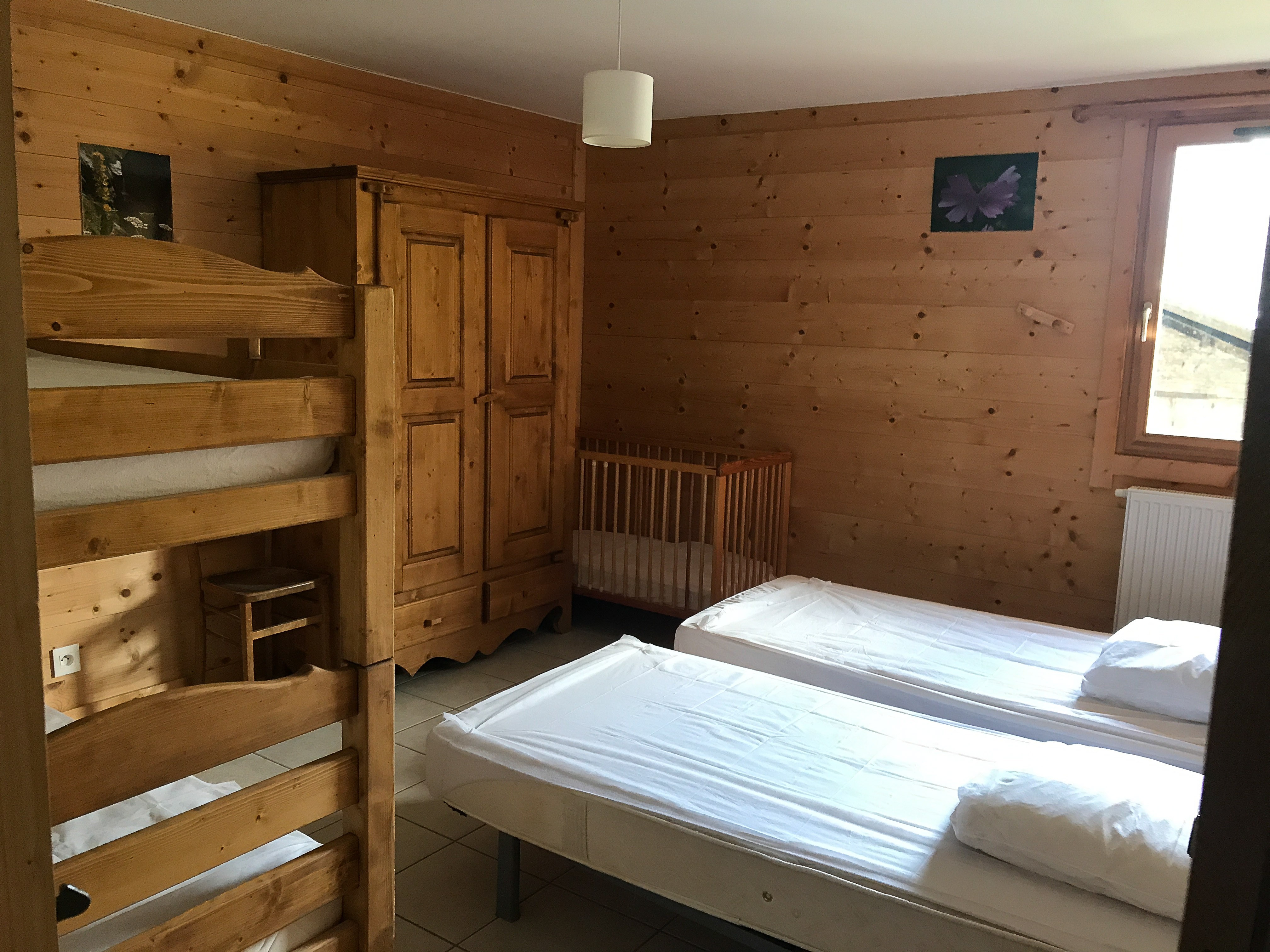 Chambre avec lits superposés et lits jumeaux (+ lit bébé)