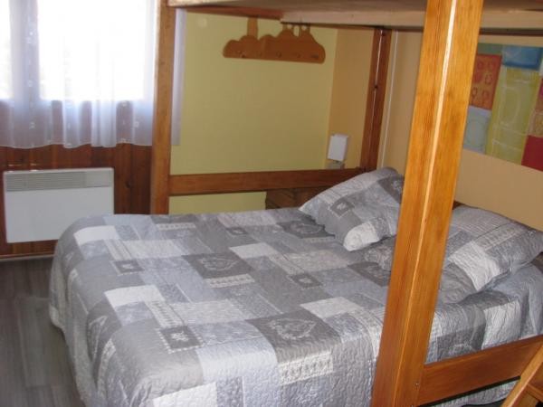 Chambre N° 2, avec lit mezzanine au dessus.