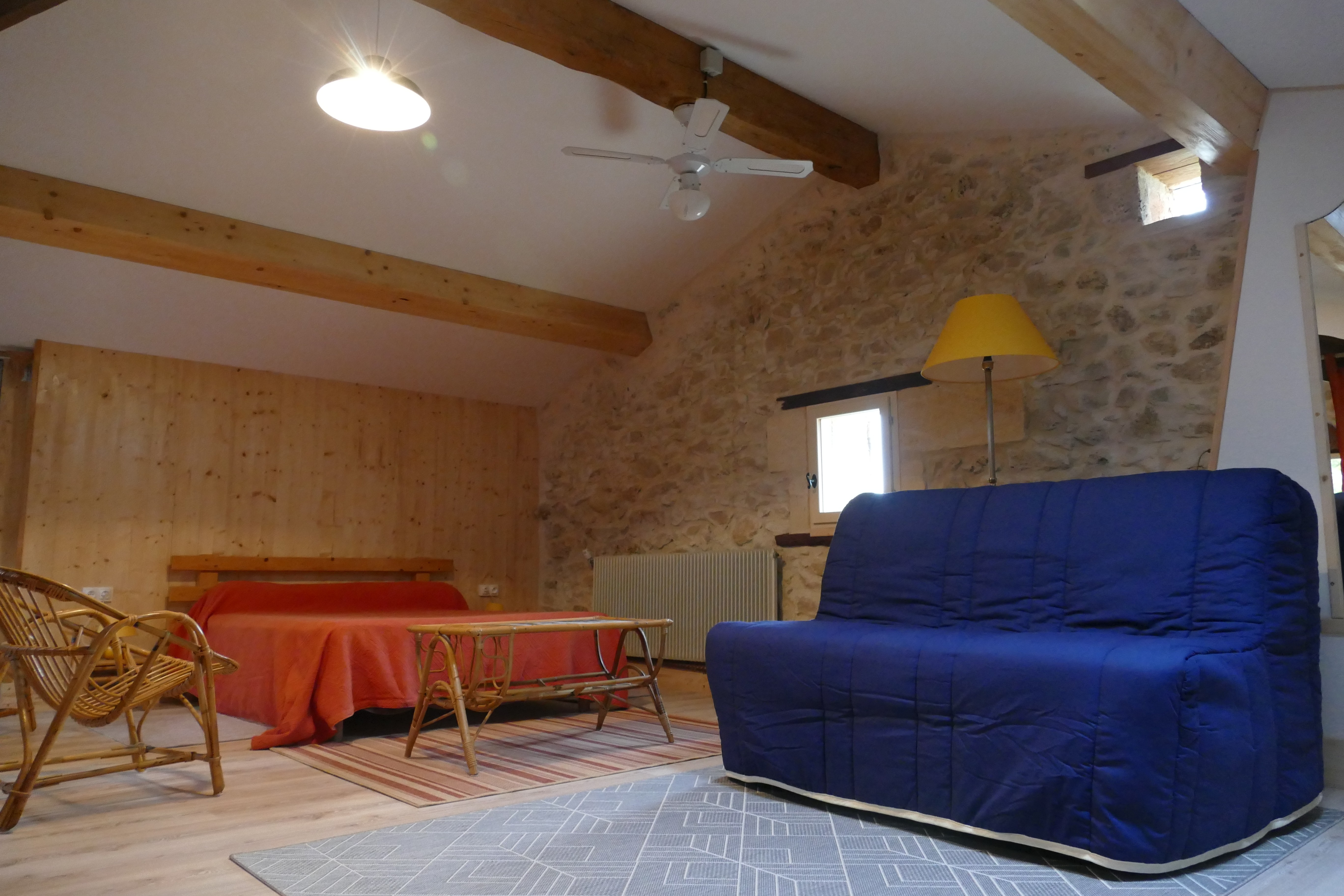 la mezzanine est spacieuse et lumineuse