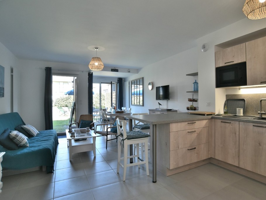 Pièce de vie lumineuse, avec en enfilade : Entrée, cuisine, coin salon et coin séjour. Accès au jardin par la baie vitrée.