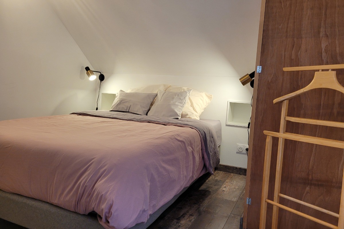 Location de vacances, Clévacances, Kerkohann, l'espace chambre en mezzanine avec lit 140