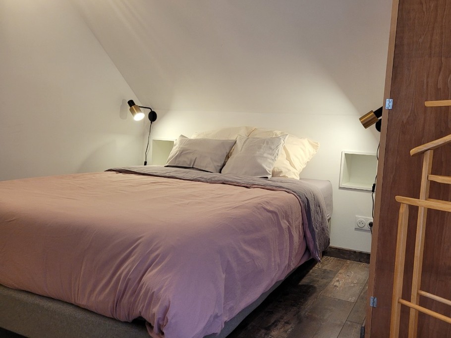 Location de vacances, Clévacances, Kerkohann, l'espace chambre en mezzanine avec lit 140