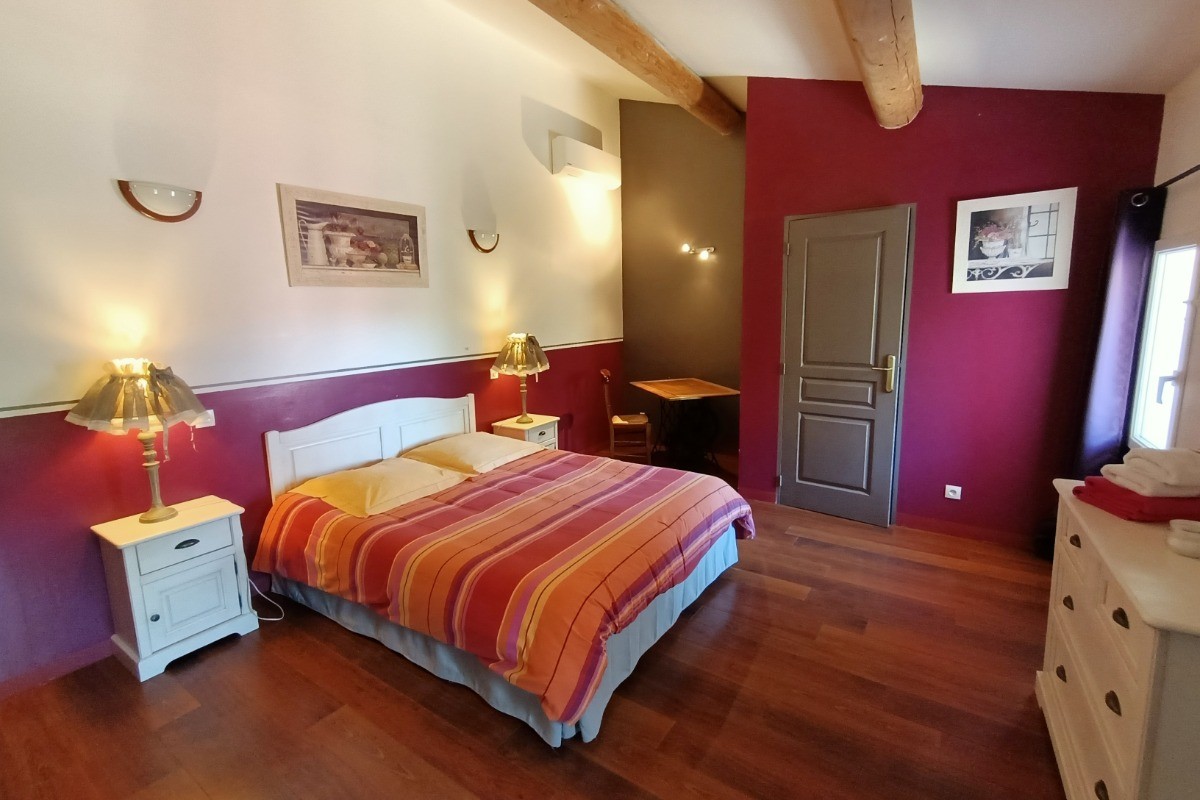 La chambre fuschia de la bastide