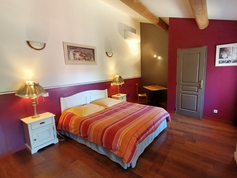 La chambre fuschia de la bastide