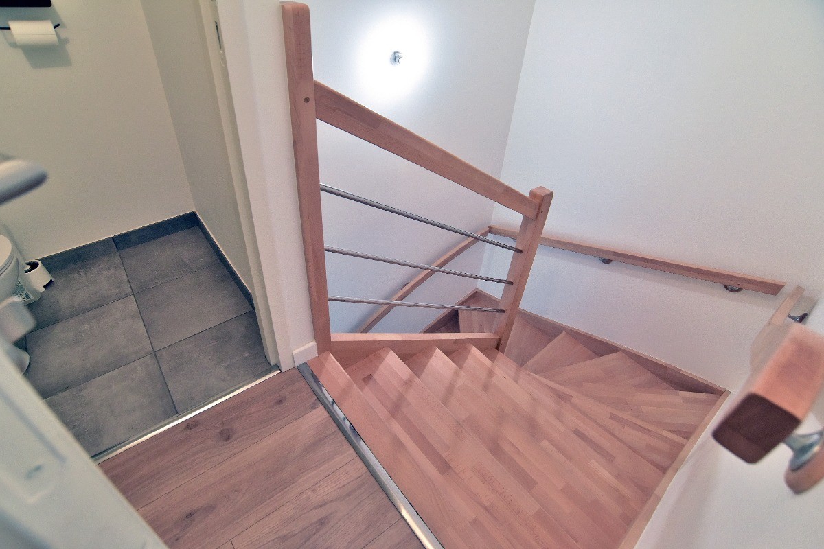 Cage escalier avec rampe