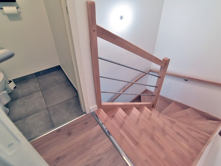 Cage escalier avec rampe