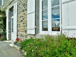 Entrée et fenêtre de l'appartement sur le quai