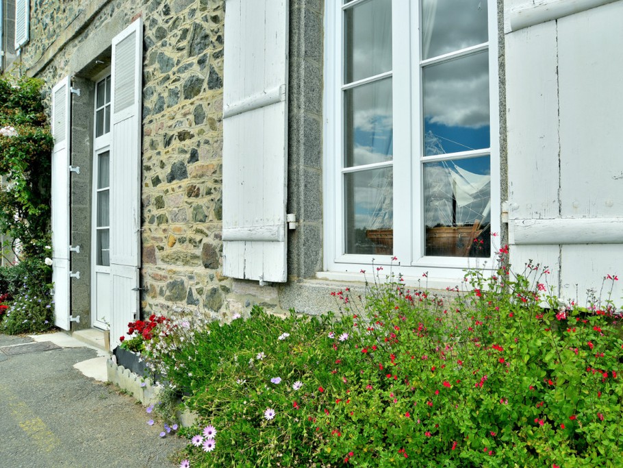 Entrée et fenêtre de l'appartement sur le quai