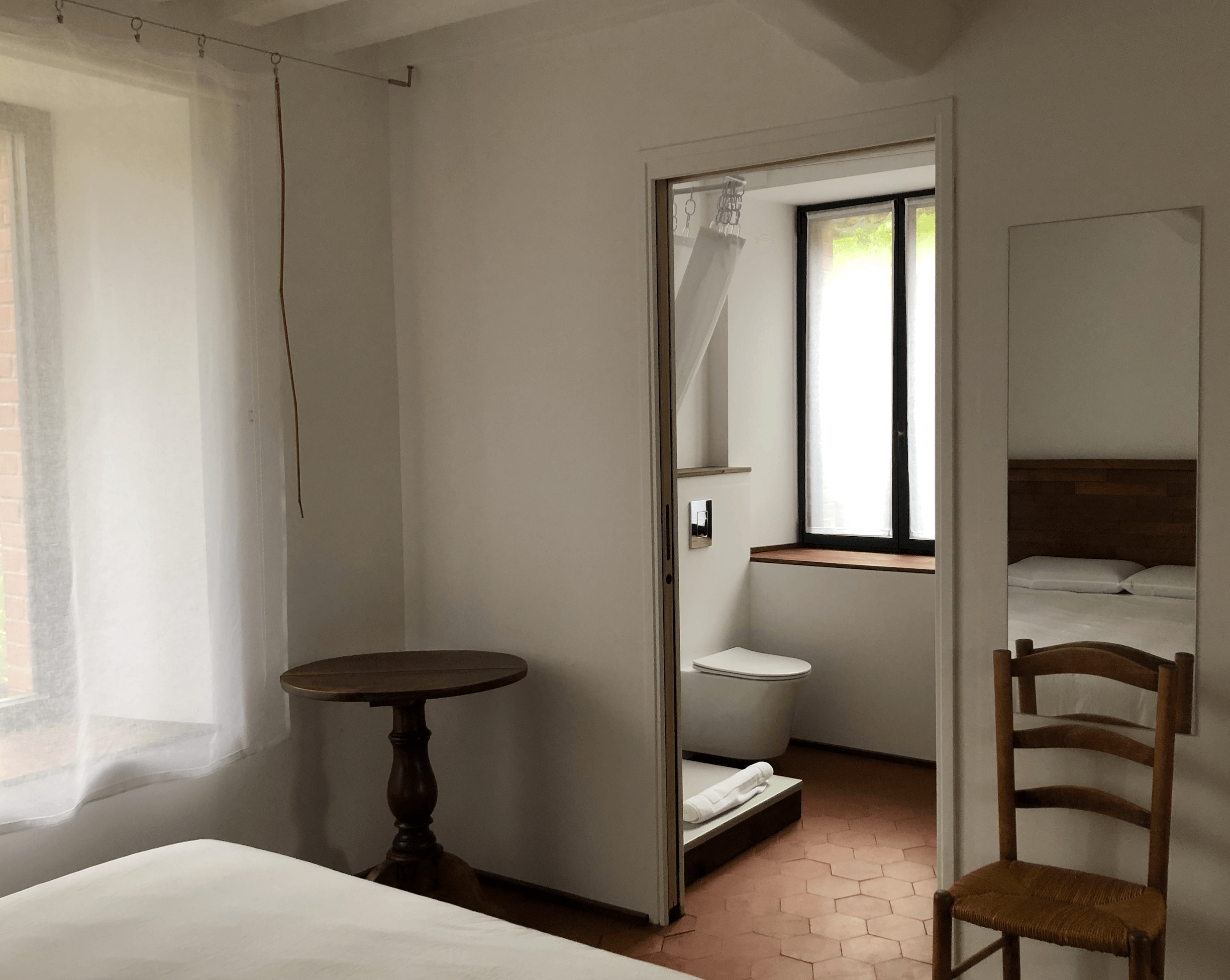 Le cabinet de toilette vu de la chambre