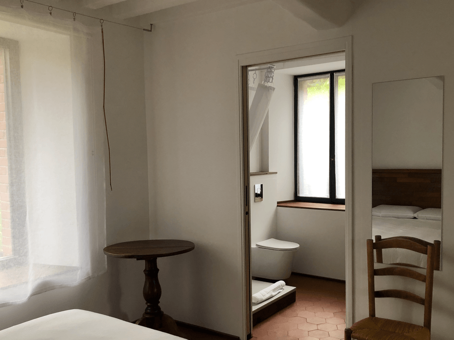 Le cabinet de toilette vu de la chambre