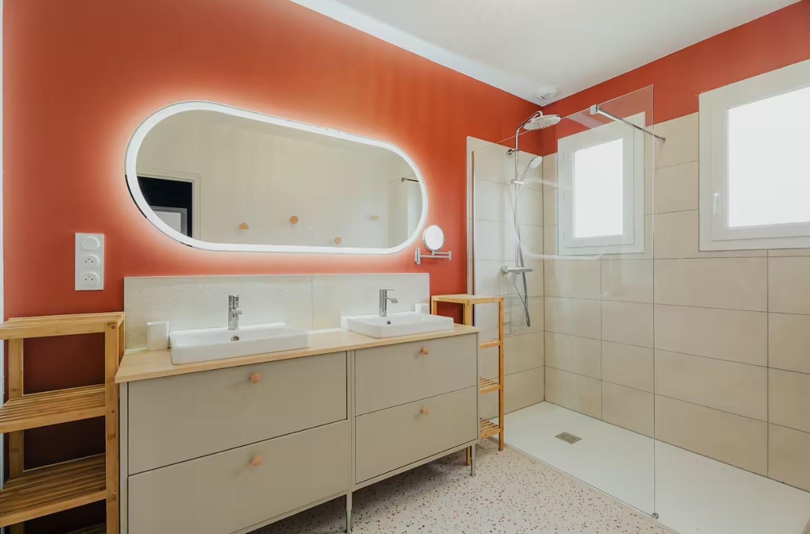 Salle d'eau avec douche grande dimension et meuble double vasque au 1er étage